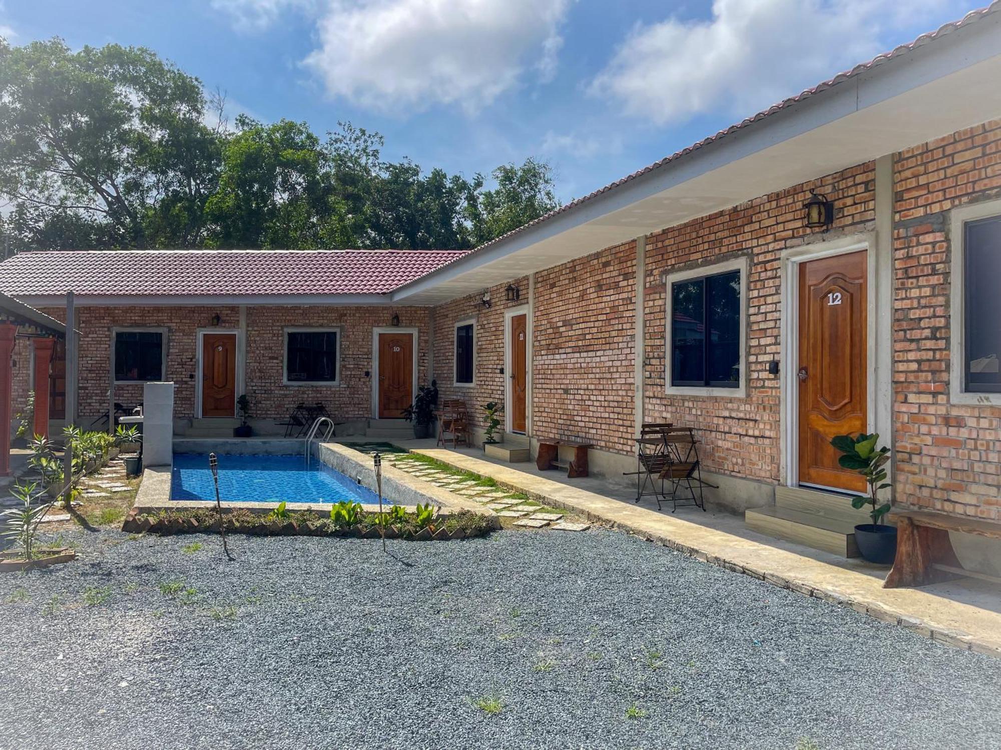 Lodge Wiwi Village Kemasik